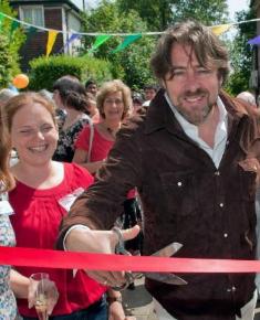 Jonathan Ross cuts the ribbon
28 June 2012