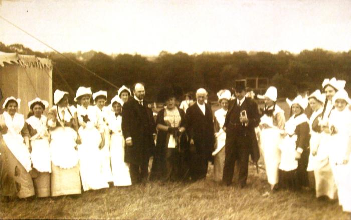 Henrietta and Samuel Barnett in Paegent field