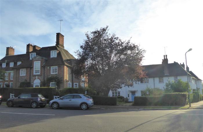 Change in House style from Lutyens Queen Anne Style  to Unwin artisan housing 