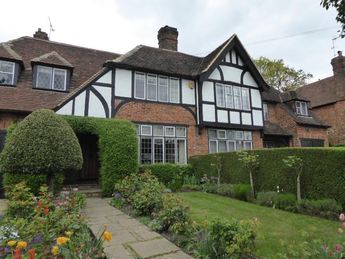 Tudorbethan housing Edmunds Walk