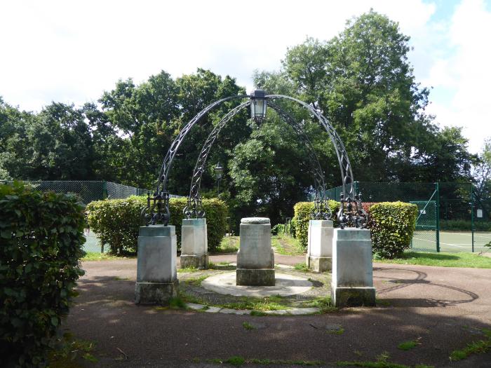 Lutyens Memorial to Henrietta Barnett